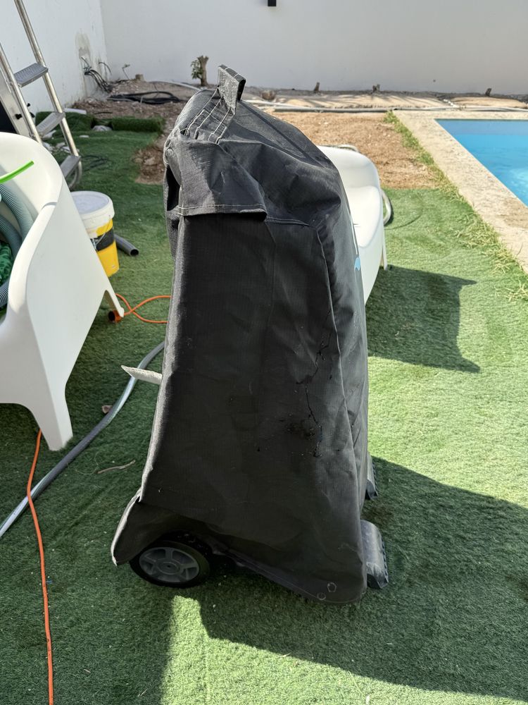 Carrinho para robot de piscina com capa