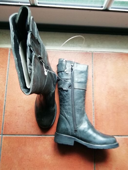 Botas novas em pele para criança, tamanho 29 e 30.