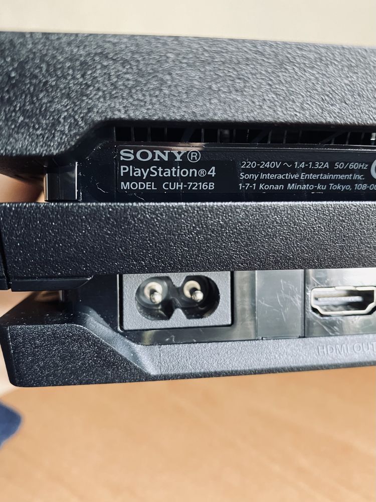 Sony Playstation 4 PRO 1TB із двома джойстиками