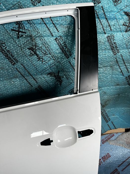 TOYOTA YARIS CROS dzrzei lewy przednie 040