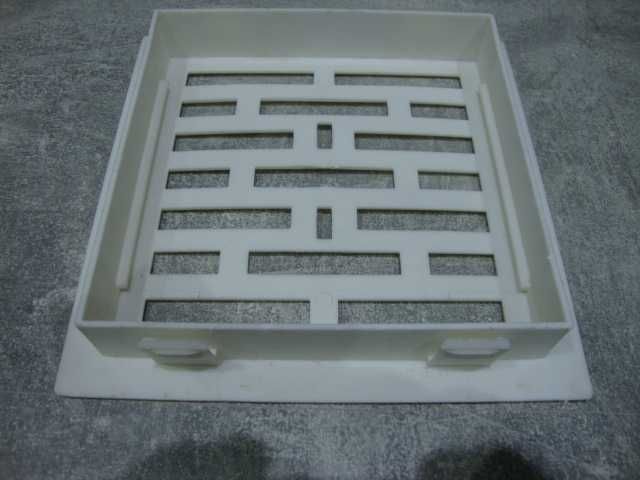 Kratka wentylacyjna z okresu PRL-U