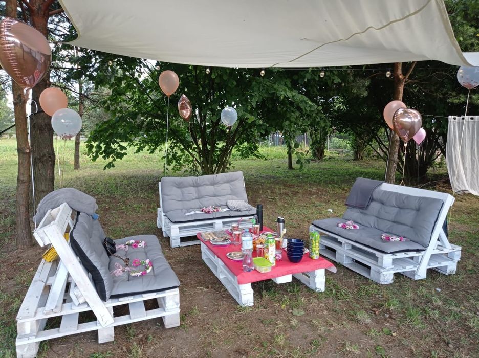 Meble ogrodowe z palet, stolik i 3 kanapy.
