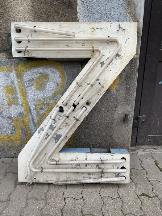 Stare litery neonu z lat 60-tych