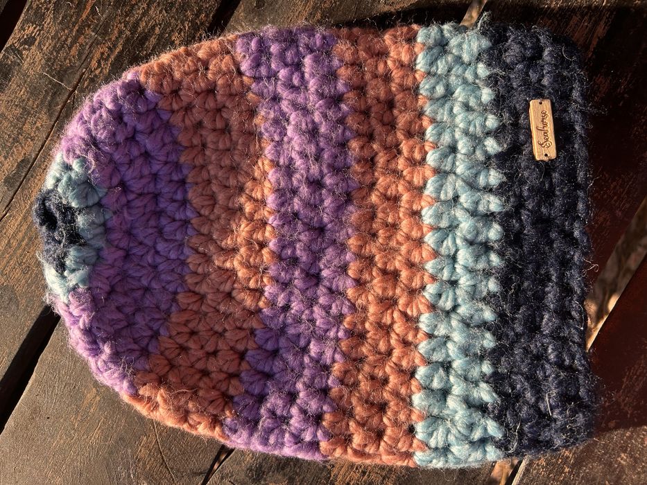 Czapka z włóczki wykonana ręcznie na szydełku