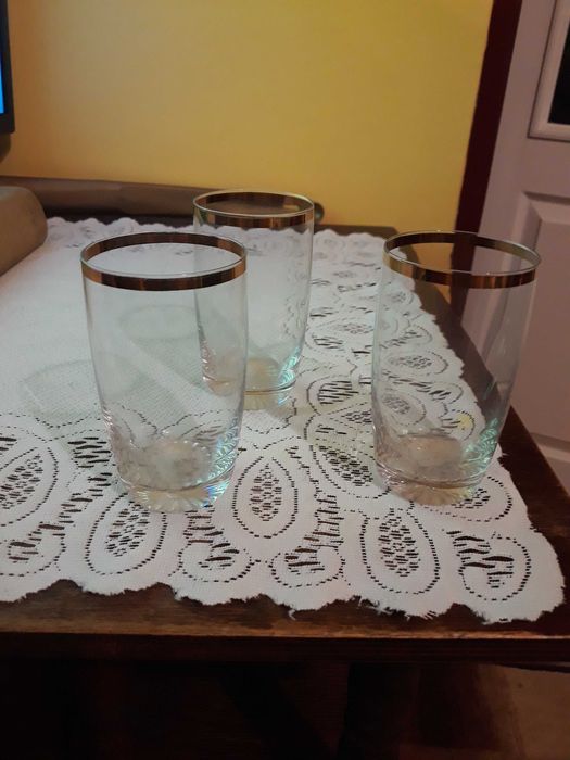 Szklanki ze zlota obramowka