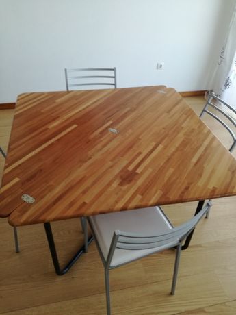 Mesa em madeira quadrada