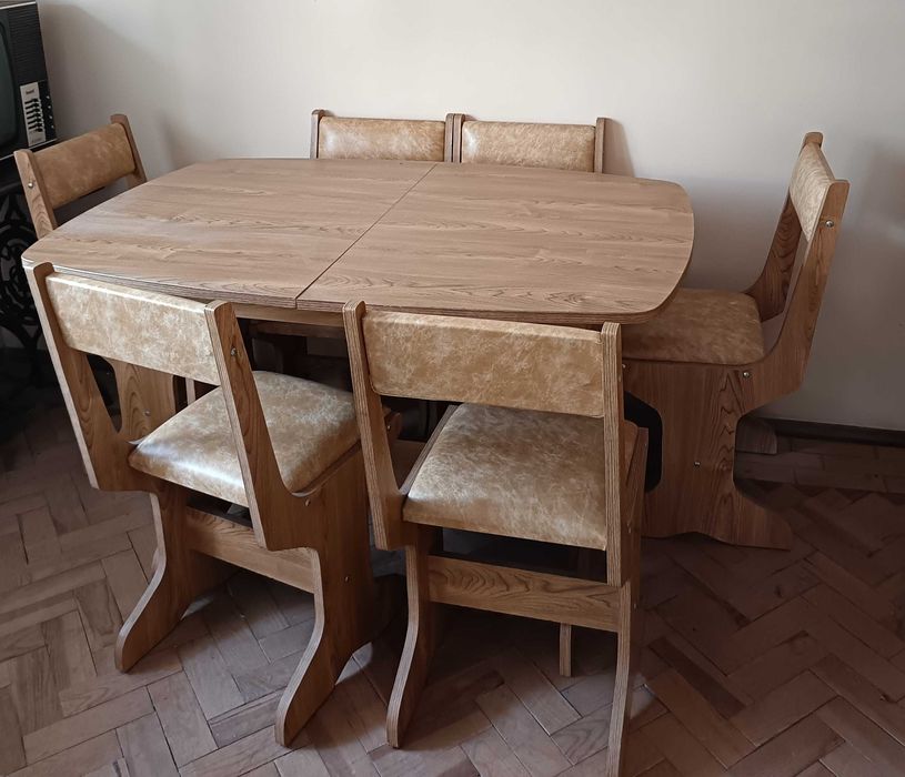 Móvel com mesa e cadeiras