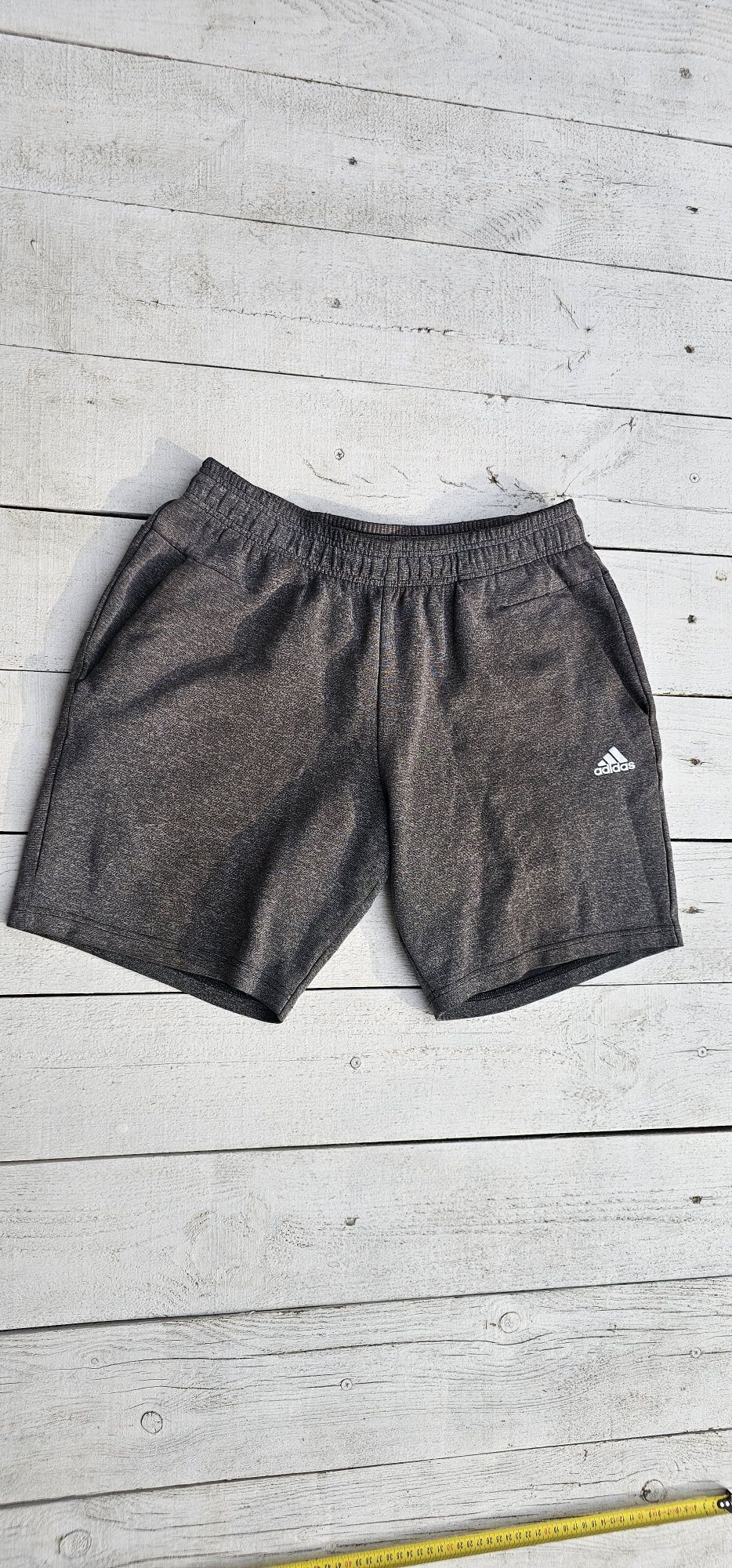 Adidas krótkie męskie spodenki rozmiar L wymiary na zdjęciach