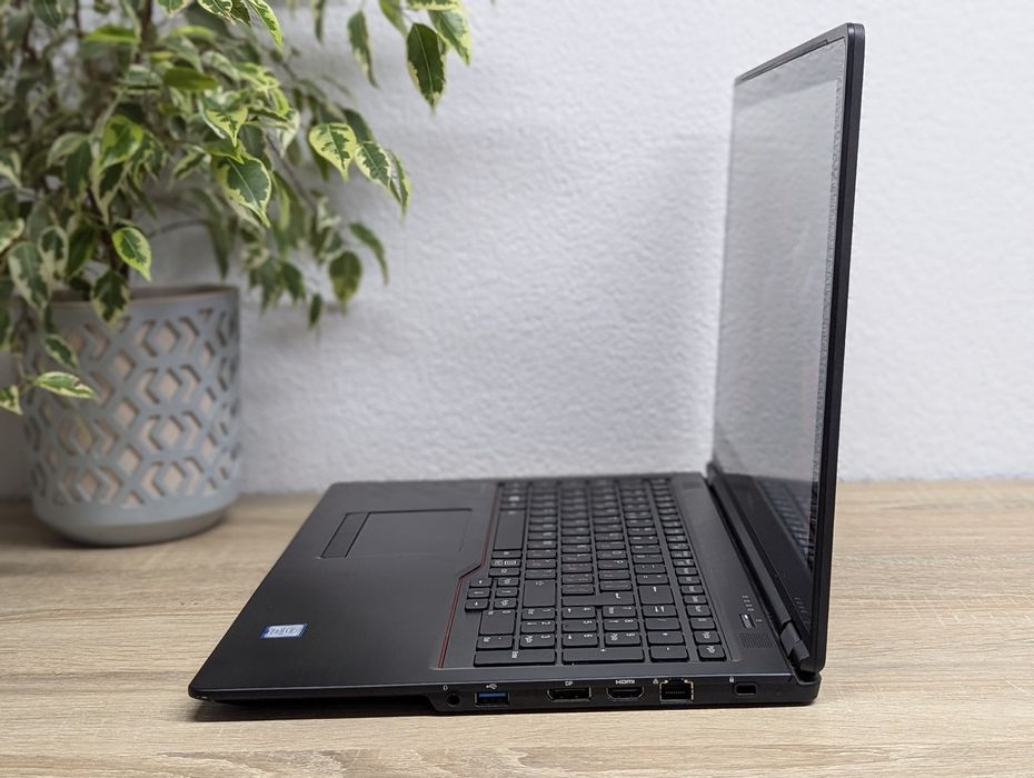 Продаю Fujitsu U758. 4ядра. Має сенсорний екран, підсвітку клавіатури.