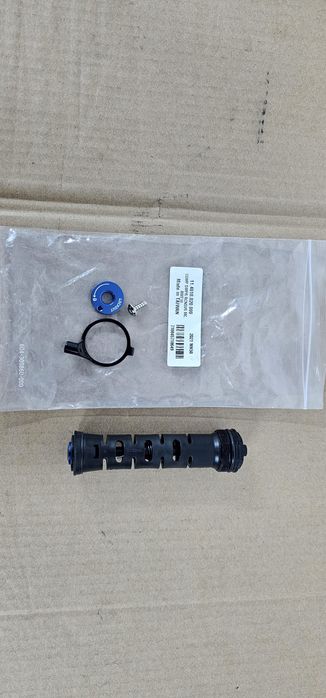 Tłumik amortyzatora Rock shox Recon Silver.