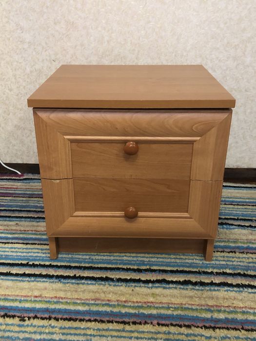 Тумбочка приліжкова