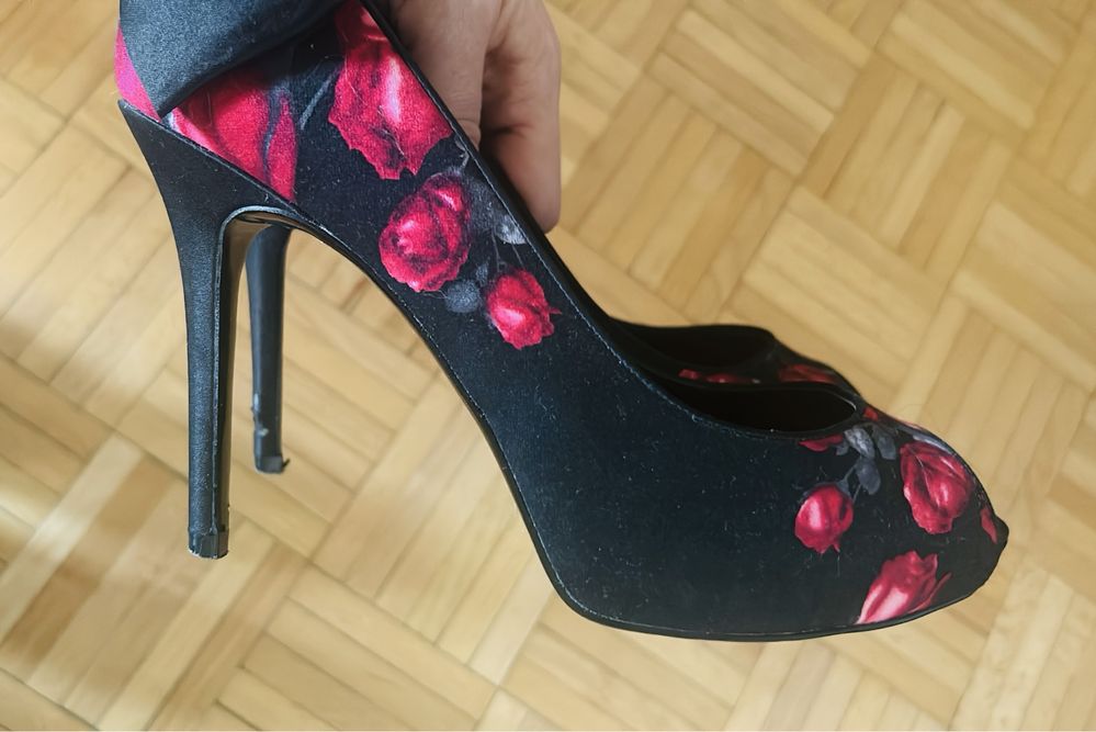 Czarne buty w róże na obcasie Jak Dolce & Gabbana szpilki kwiaty D&G