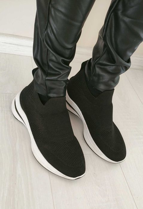 Зручні жіночі кросівки