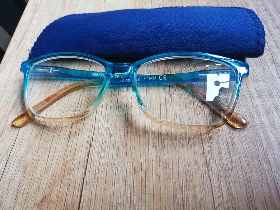 Okulary korekcyjne + 2.0 razem z etui
