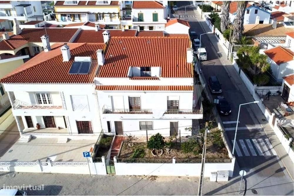 Moradia com 3 pisos mais T1 no exterior. Localização com vista para o