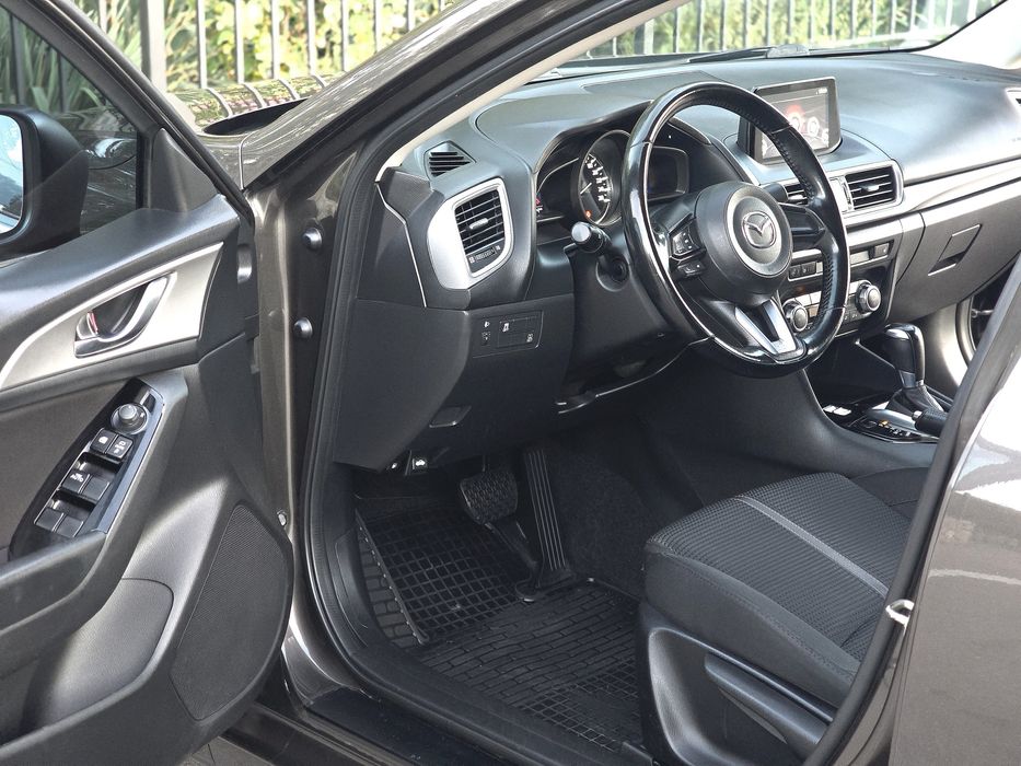 Продам свою Mazda 3 1.5л - 2017г ( ОФИЦИАЛЬНАЯ )