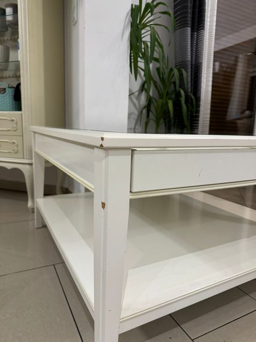 Drewniany stolik kawowy ze szklaną szybą