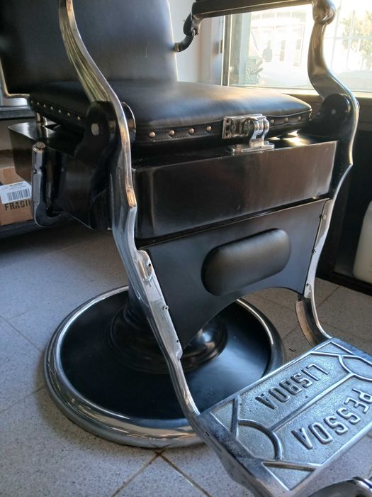 Cadeira de Barbeiro “Pessoa Lisboa” - Completamente Restaurada