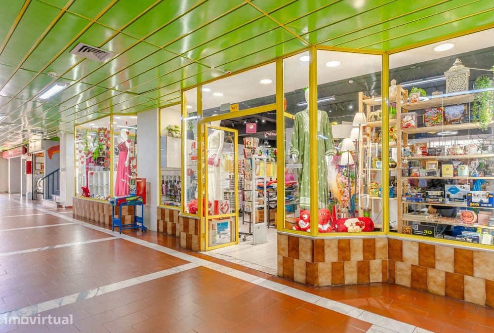 Loja no Centro Comercial da Amora