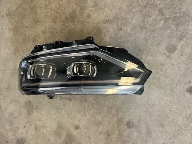 Otica esquerda Vw Passat B8