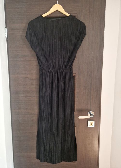 Czarna sukienka midi Bershka XS 34 kobieca seksowna zmysłowa  modna