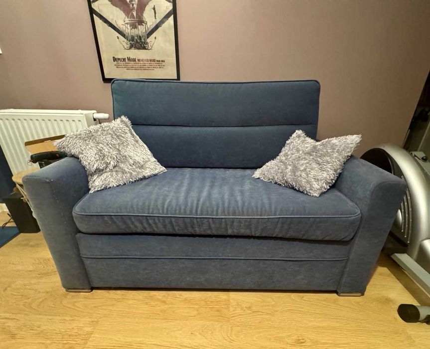 Kanapa dwuosobowa rozkładana z pojemnikiem na pościel