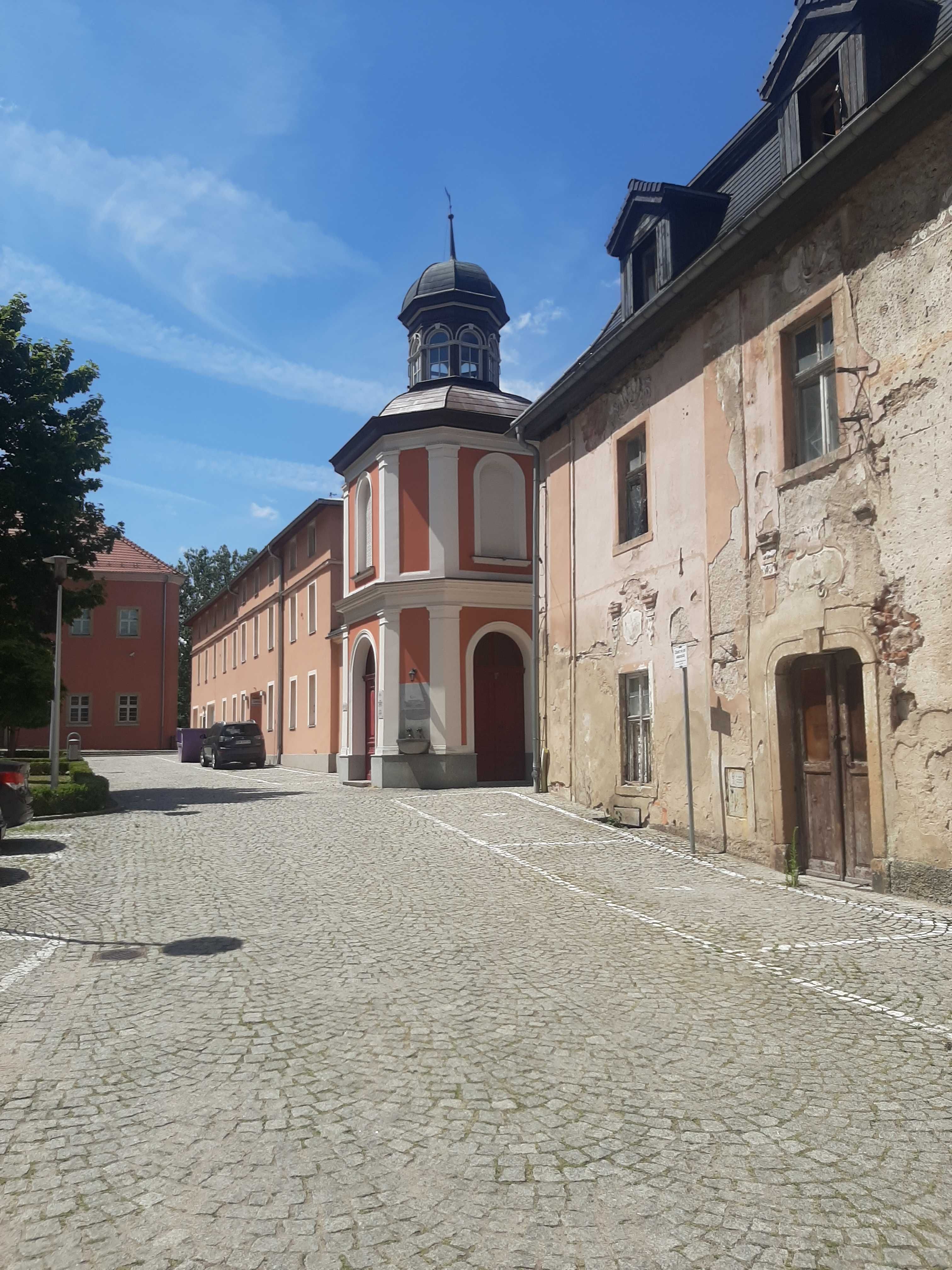Zabytkowy "Czerwony Dom" w Uzdrowisku Cieplice