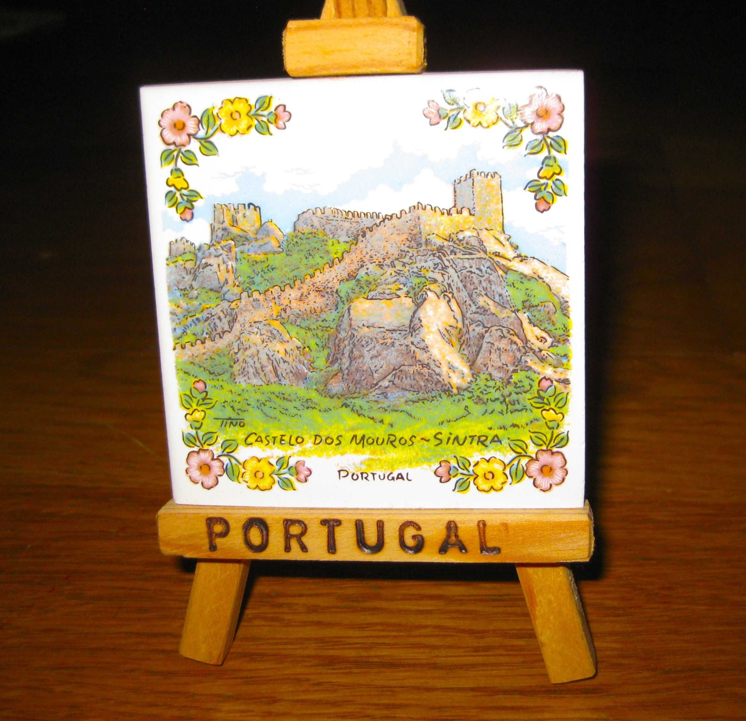 Azulejo pintado do Castelo de Mouros, Sintra, em Tripé Madeira