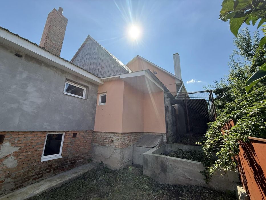 Продаж будинку у жилому стані