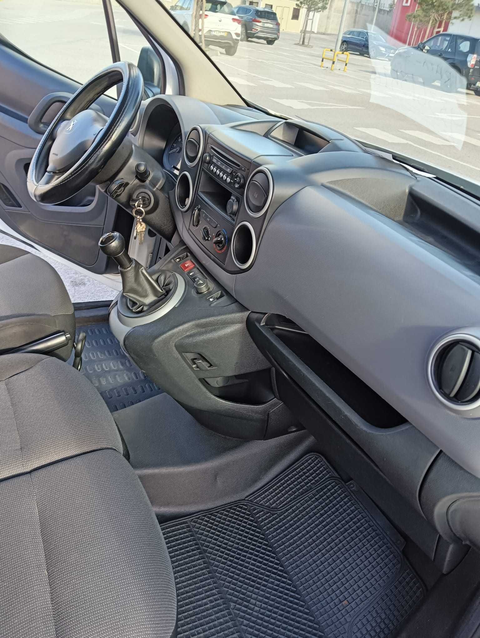 Peugeot Partner 1.6 HDi 2018 com 154.000 km reais, Bem Estimada