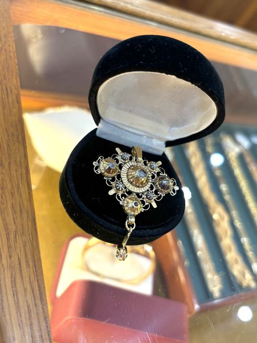 Stara złota zawieszka z brylantami.