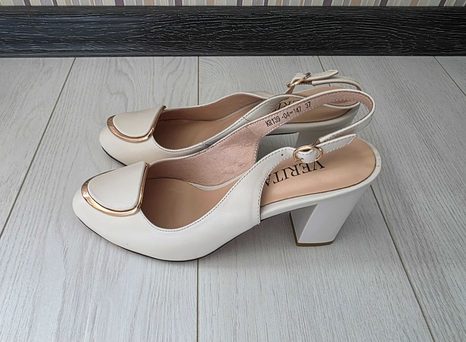 Бежеві босоніжки шкіряні з закритим носком на низькому каблуку