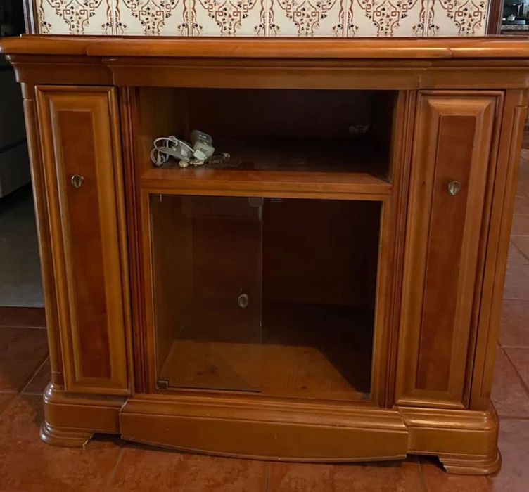 Conjunto de móveis em madeira