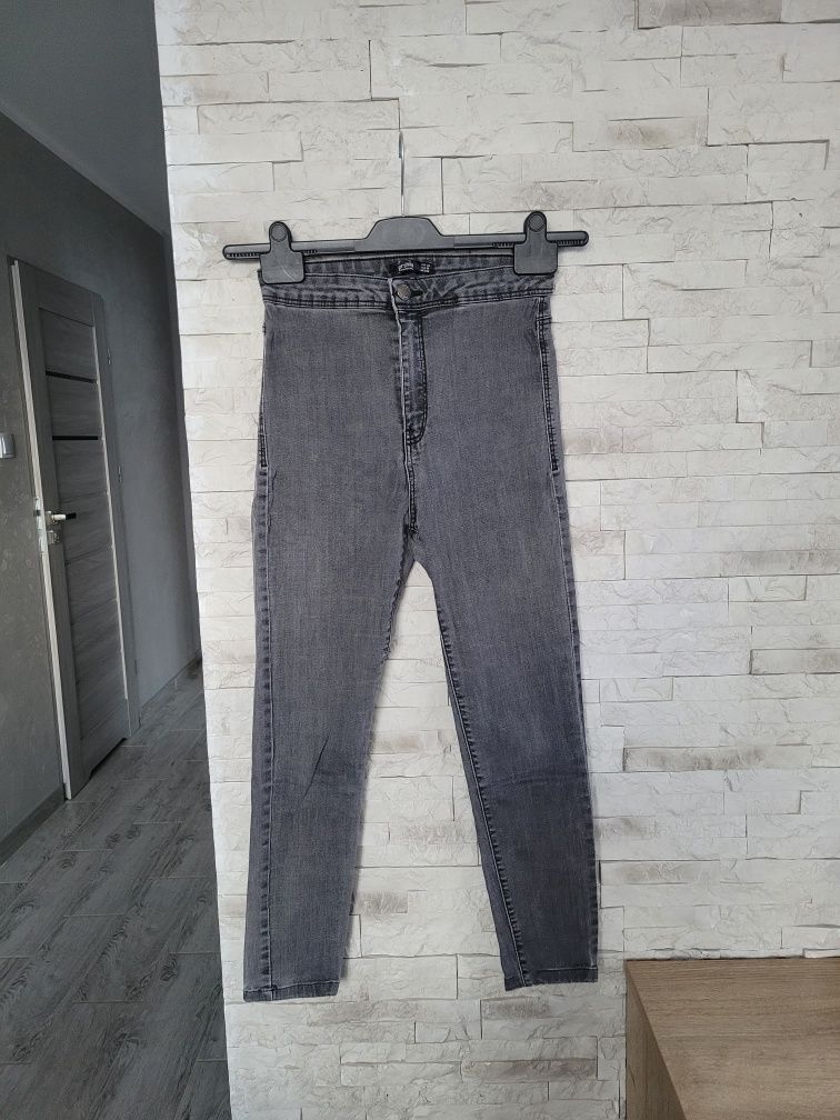 Szare elastyczne spodnie jeans wysoki stan rurki Bershka S/M