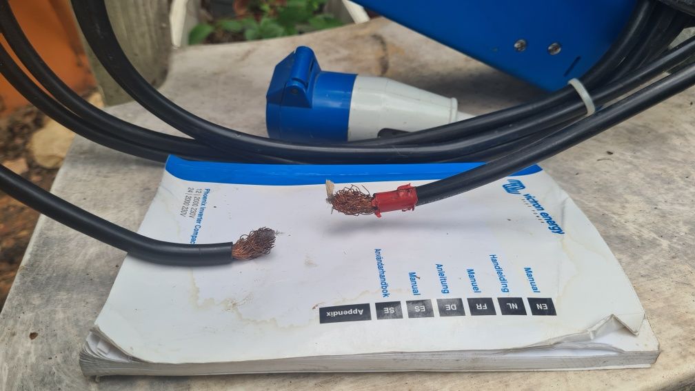 VICTRON energie.Inverter 12v/230v Phoenix.