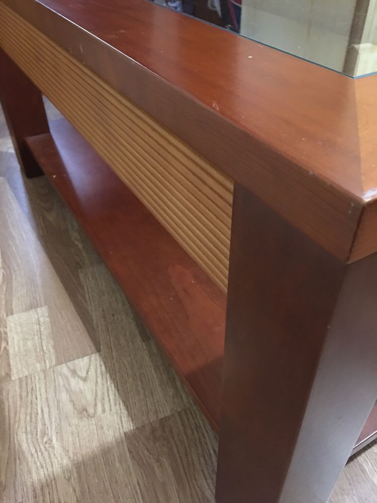 Mesa de madeira com vidro no cetro
