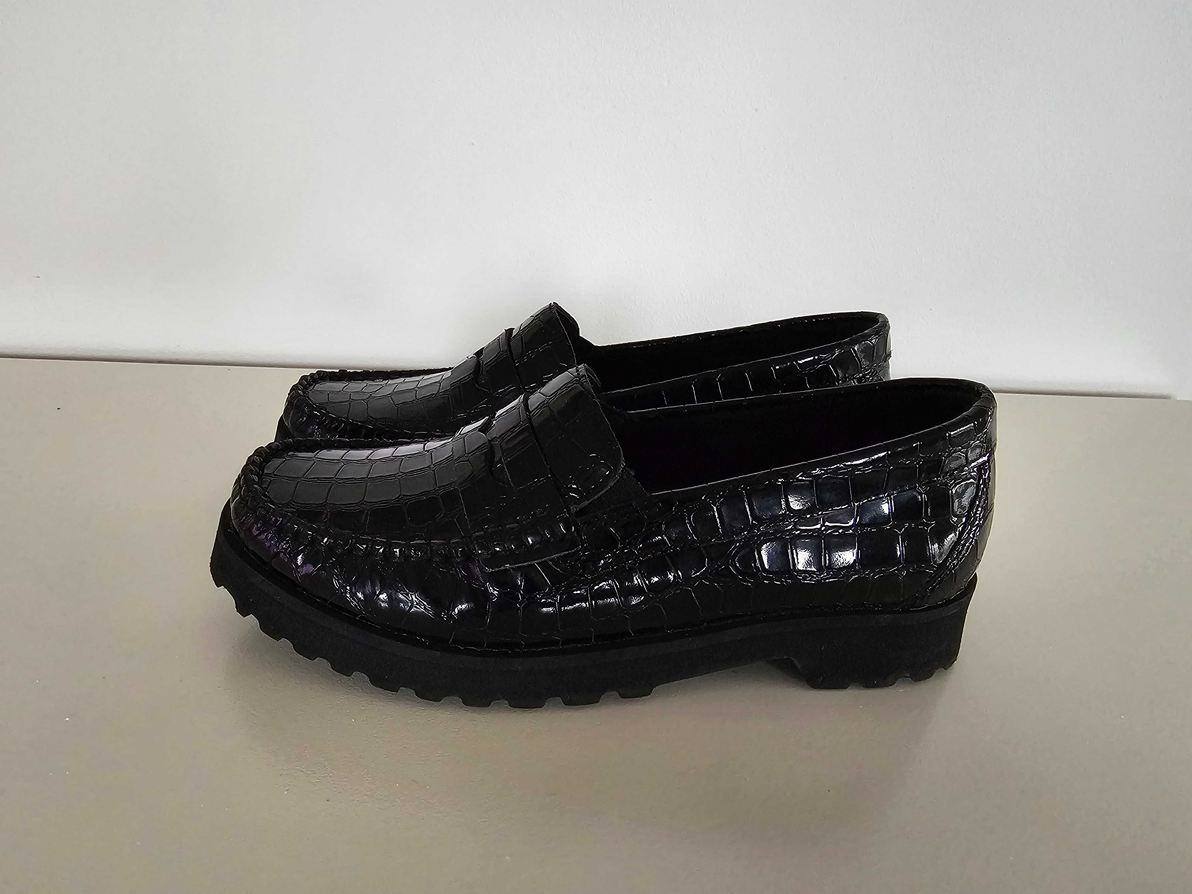 Czarne buty mokasyny lakierowane na platformie Pavers r. 35