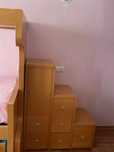 Cama beliche, estrado, colchão, baú, escada com arrumação.