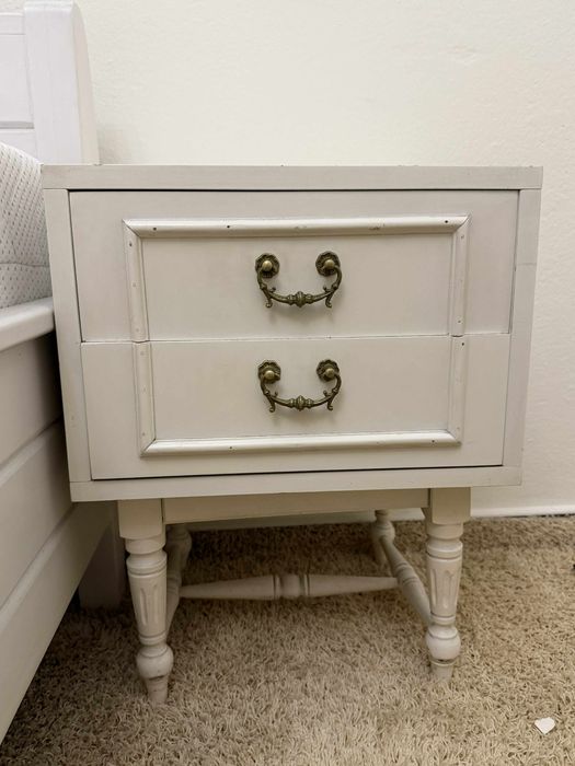 Szafki nocne białe w klasycznym stylu