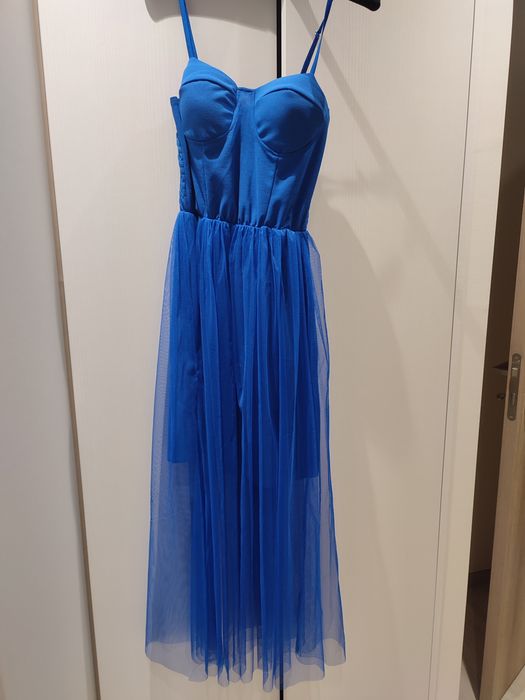 Vestido justo azul com tule