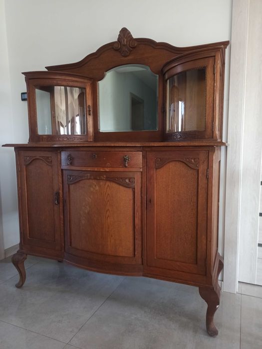 Stary drewniany kredens komoda