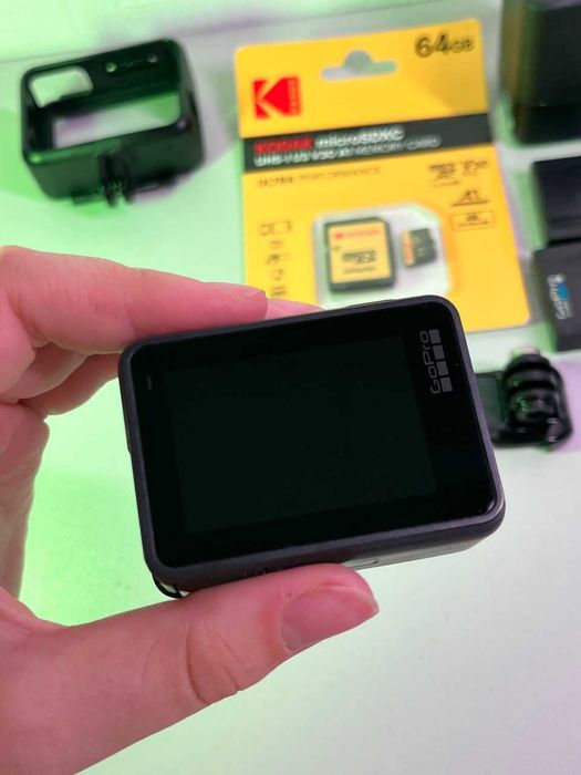 Екшн-камера GoPro HERO 7 Black з зарядною станцією в комплекті.