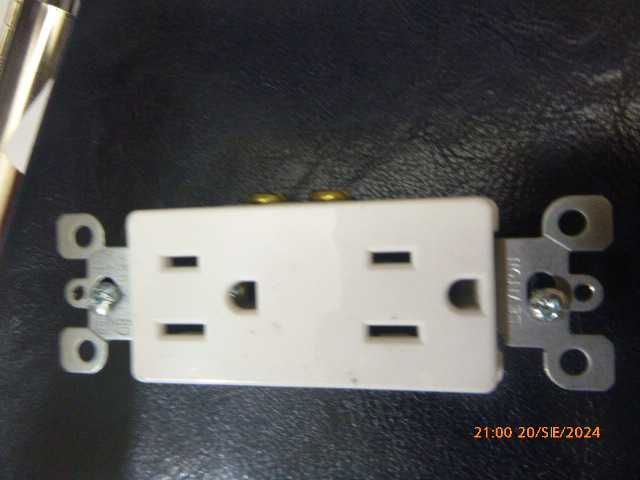 Osprzęt elektryczny 110 V gniazdka , wyłączniki , puszki