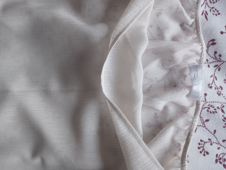 Blusa transparente com manga assimétrica