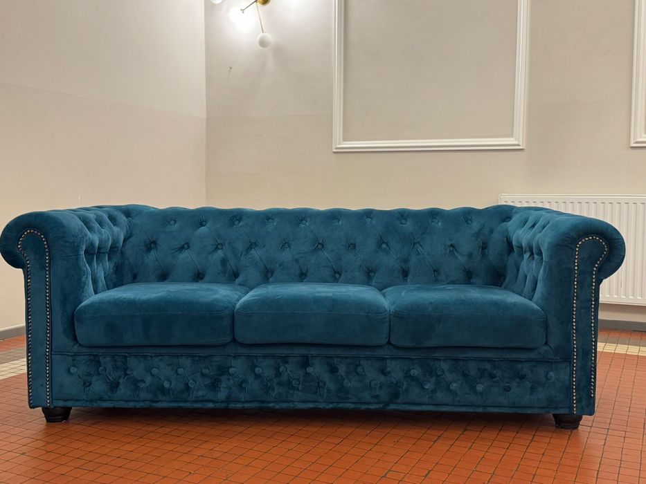 Sofa używana, w bardzo dobrym stanie. Solidna i reprezentacyjna.