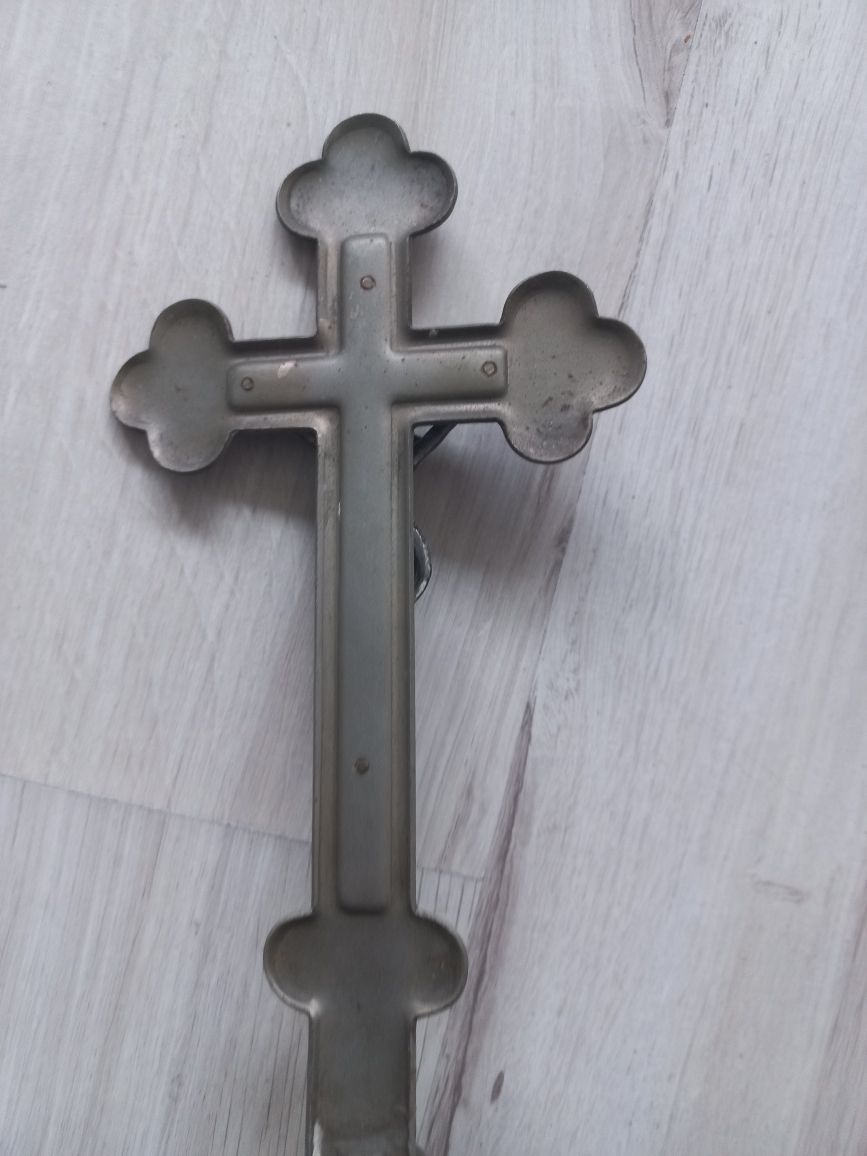 Stary stojący krzyż