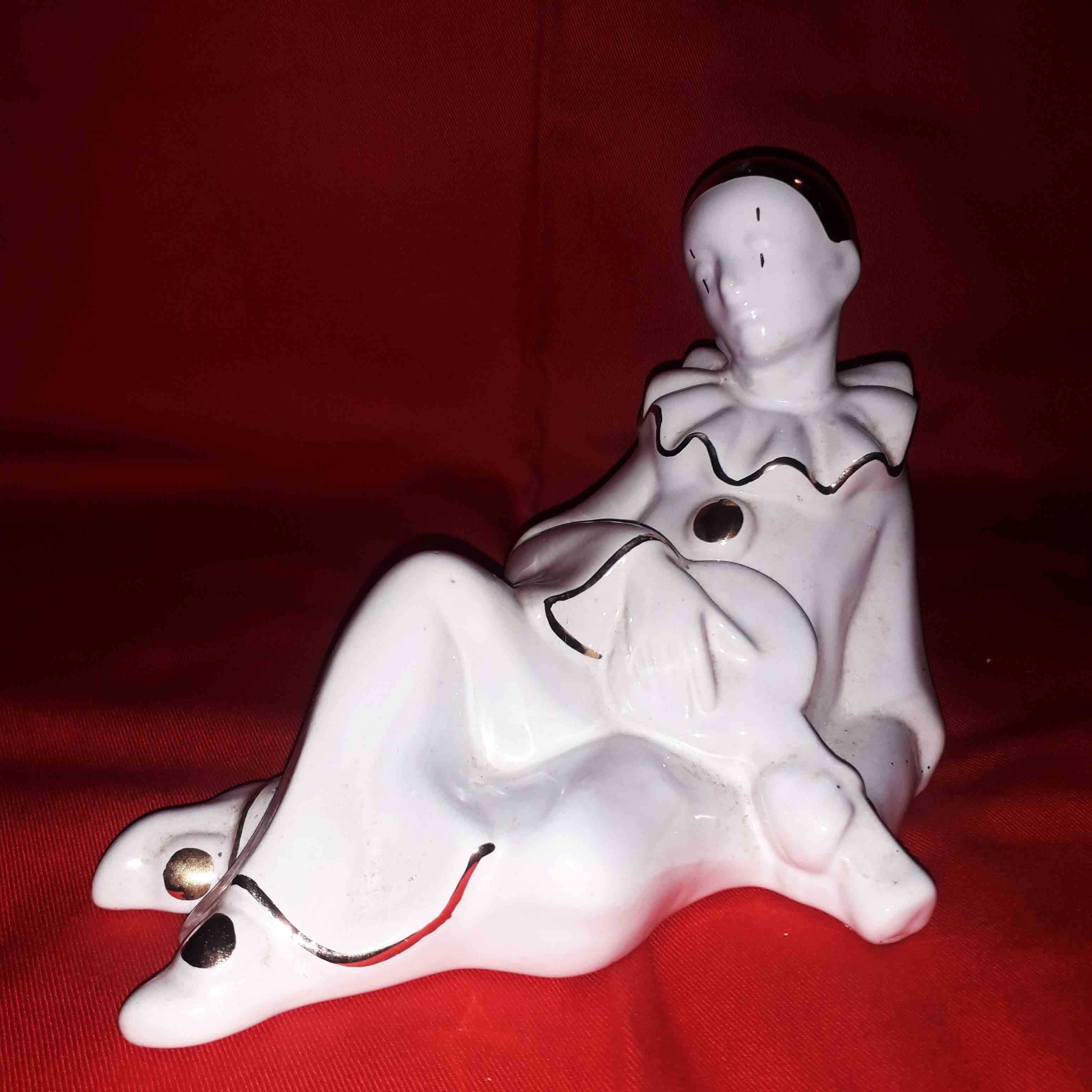 Quatro peças decorativas "Pierrot" em loiça branca e dourado.