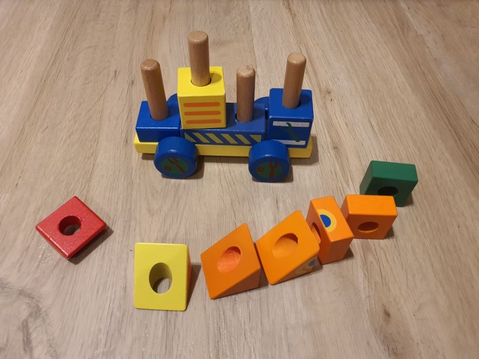 Drewniane autko dla dzieci z elementami do układania