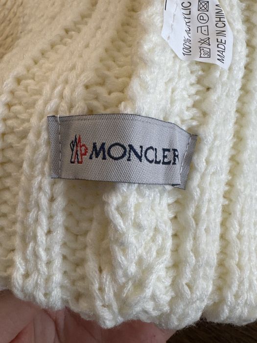 Czapka zimowa Moncler z pomponem biała