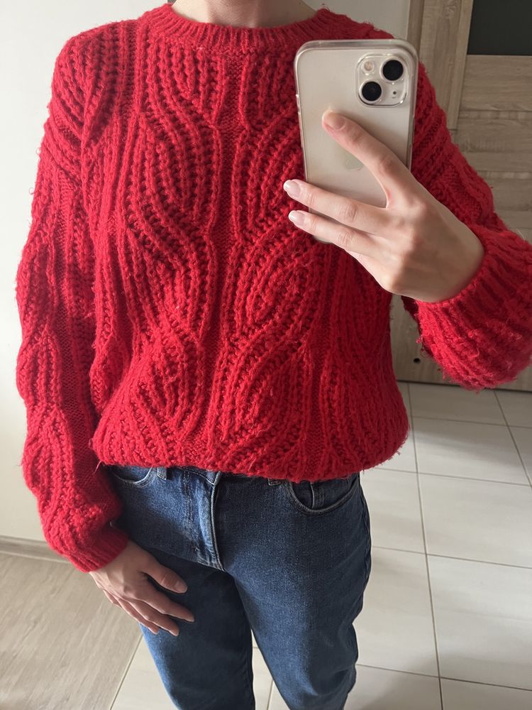 Gruby czerwony sweter oversize